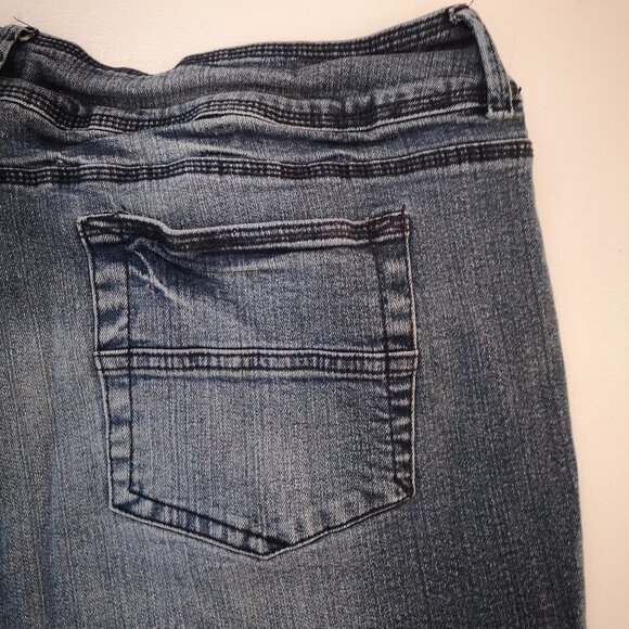 Blue Crush Plus Ladies Medium Wash Size 22 Distressed Blue Jeans - Picture 4 of 12